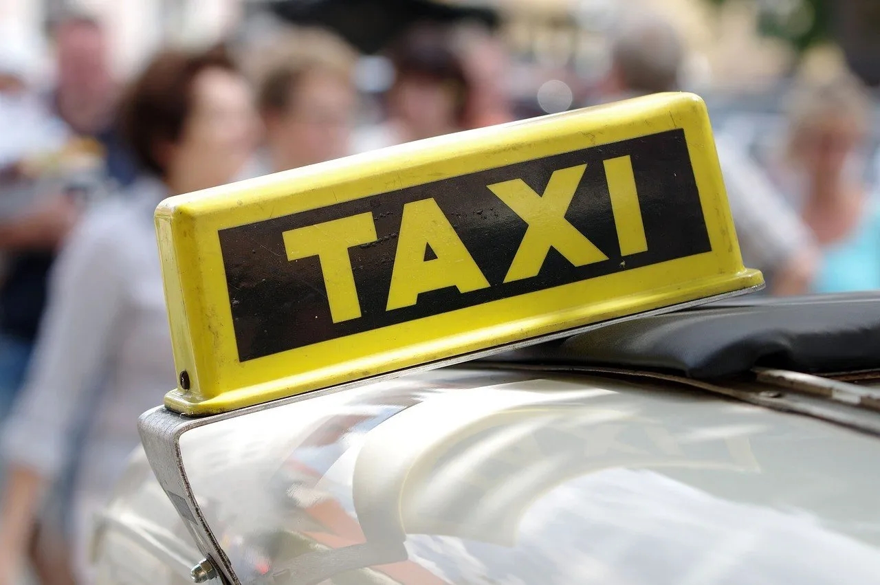 Najtańsze taxi w Warszawie – sprawdź ceny i opinie, aby zaoszczędzić