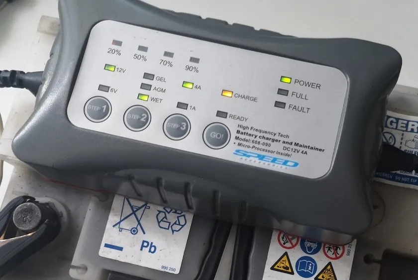 Jaki prostownik do akumulatora 100ah wybierać, aby uniknąć problemów?