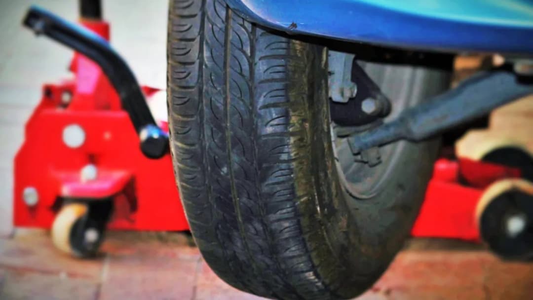 Gdzie dokładnie jest lewarek w Peugeocie Partner? Sprawdź, by uniknąć problemów!