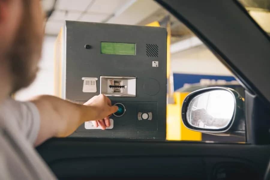 Ile wynosi mandat za brak biletu parkingowego i jak uniknąć kary? Sprawdź teraz!