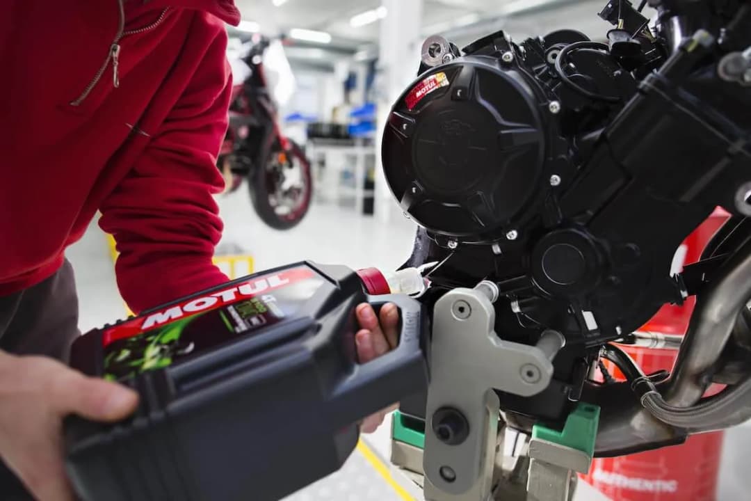 Co ile wymiana oleju w motocyklu 125? Sprawdź, aby uniknąć problemów