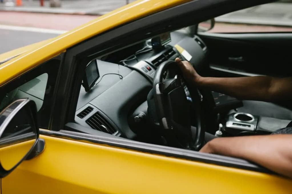 Jak zostać kierowcą taxi - krok po kroku do wymarzonej pracy