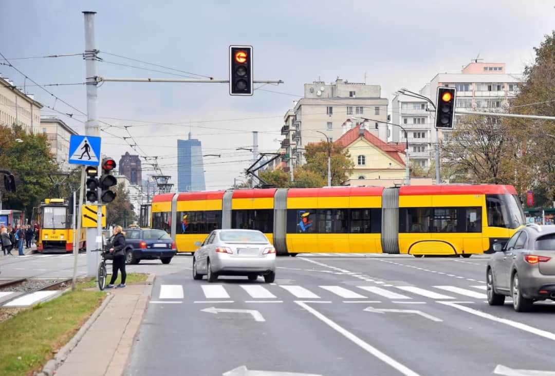Kiedy dostaniesz mandat za przejazd na czerwonym świetle i jak uniknąć opóźnień