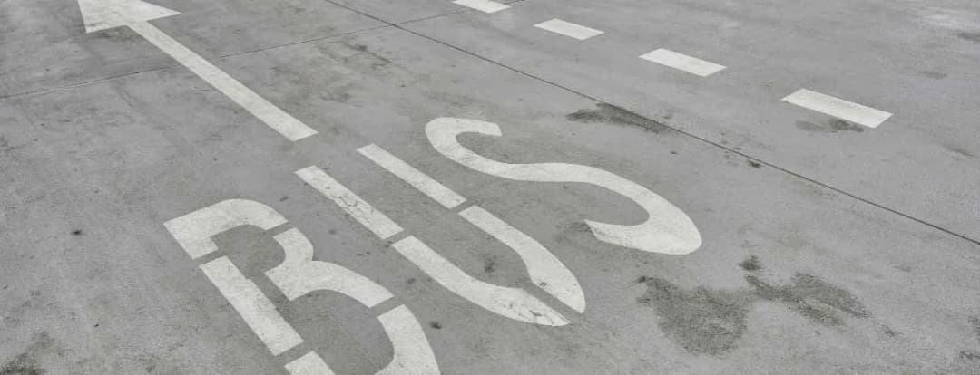 Czy taxi może jechać buspasem? Poznaj zasady i uniknij mandatu